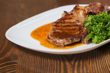 Dana rosto bir tabakta sebze ile bir tavada.