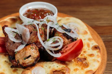 Şiş kebap pide ekmek domates ve soğan ile.