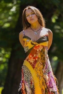 Güneşli Çayırlar orta elbise güzel yaz aylarında genç ve çekici bir kız. Neşeli kız yaz güneş sıcak ışınlarının tadını çıkarma. Kaygısız bir kız güzel görüntüsü.