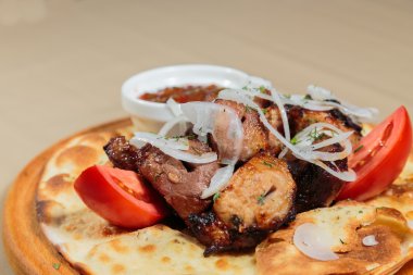 Şiş kebap pide ekmek domates ve soğan ile.