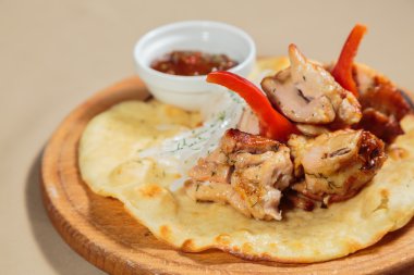 Güzel ahşap tablet sos biber, pide ile kavrulmuş et gönderilmiş.