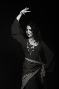 Esmer çingene elbise ile. Geleneksel Çingene Kadın aksesuarları ve elbiseler. Duygu ve Çingene lezzet. Çingene siyah bir zemin üzerine.