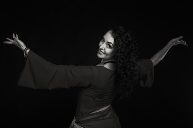 Esmer çingene elbise ile. Geleneksel Çingene Kadın aksesuarları ve elbiseler. Duygu ve Çingene lezzet. Çingene siyah bir zemin üzerine.