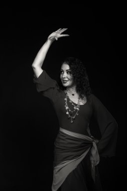 Esmer çingene elbise ile. Geleneksel Çingene Kadın aksesuarları ve elbiseler. Duygu ve Çingene lezzet. Çingene siyah bir zemin üzerine.