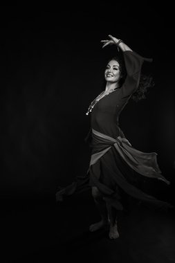 Esmer çingene elbise ile. Geleneksel Çingene Kadın aksesuarları ve elbiseler. Duygu ve Çingene lezzet. Çingene siyah bir zemin üzerine.