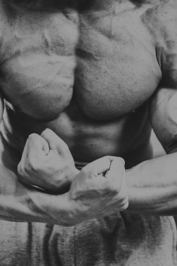 Spor salonunda yakışıklı, atletik, kendine güvenen adam. vücut geliştirme poz