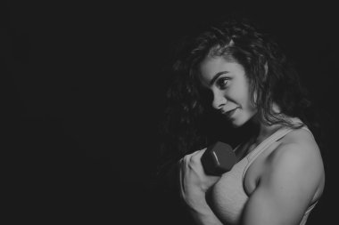 Güzel esmer Fitness egzersizleri damga yapıyor. Kadın fitness. Karanlık bir arka plan üzerinde siyah ve beyaz fotoğraf. Fotoğraflar spor dergileri, afiş ve Web siteleri için.