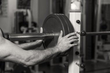 Vücut geliştirme dumbbells ile. Husky büyük bir dumbbell elinde tutar. Spor, vücut geliştirme, sağlıklı yaşam tarzı.