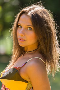 Güneşli Çayırlar orta elbise güzel yaz aylarında genç ve çekici bir kız. Neşeli kız yaz güneş sıcak ışınlarının tadını çıkarma. Kaygısız bir kız güzel görüntüsü.