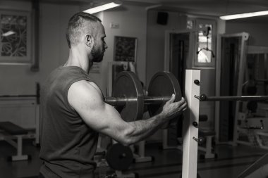 Vücut geliştirme dumbbells ile. Husky büyük bir dumbbell elinde tutar. Spor, vücut geliştirme, sağlıklı yaşam tarzı.