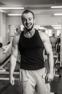 Kameraya poz güzel atletik bir adam. Sağlıklı yaşam tarzı.