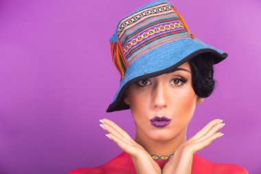 Güzel, parlak yaratıcı makyaj kız. Komik bir şapka esmer. Kızın duygusal, canlı görüntü.