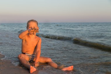 5 yıl denizde oynayan bir çocuk. Bir çocuk denizde yüzüyor.