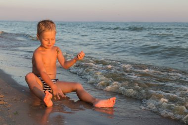 5 yıl denizde oynayan bir çocuk. Bir çocuk denizde yüzüyor.