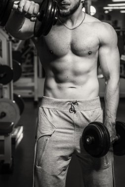 Adam jimnastik salonu. Egzersiz halter kılıyor. Spor, güç, halter, gerginlik, egzersiz - sağlıklı bir yaşam tarzı kavramı. Fitness ve spor hakkında makale.