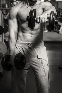 Adam jimnastik salonu. Egzersiz halter kılıyor. Spor, güç, halter, gerginlik, egzersiz - sağlıklı bir yaşam tarzı kavramı. Fitness ve spor hakkında makale.