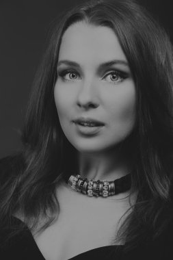 Şık makyaj ve aksesuarları karanlık bir arka plan üzerinde güzel bir esmer. Ölçülü görüntüsü güzel bir kadın. Moda dergileri, afiş ve Web siteleri için fotoğraf.