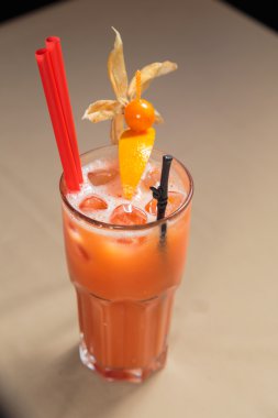 Egzotik kokteyl meyve suyu ve meyve ile. Alkol buzla kokteyl.