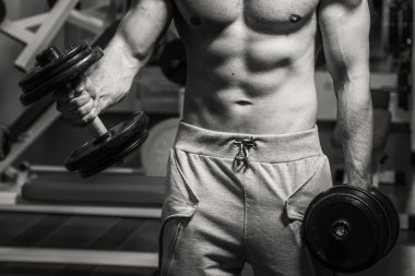 Adam jimnastik salonu. Egzersiz halter kılıyor. Spor, güç, halter, gerginlik, egzersiz - sağlıklı bir yaşam tarzı kavramı. Fitness ve spor hakkında makale.