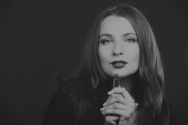 Şık makyaj ve aksesuarları karanlık bir arka plan üzerinde güzel bir esmer. Ölçülü görüntüsü güzel bir kadın. Moda dergileri, afiş ve Web siteleri için fotoğraf.