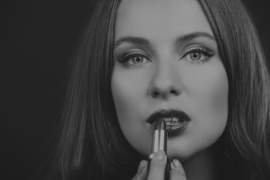 Şık makyaj ve aksesuarları karanlık bir arka plan üzerinde güzel bir esmer. Ölçülü görüntüsü güzel bir kadın. Moda dergileri, afiş ve Web siteleri için fotoğraf.