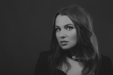 Şık makyaj ve aksesuarları karanlık bir arka plan üzerinde güzel bir esmer. Ölçülü görüntüsü güzel bir kadın. Moda dergileri, afiş ve Web siteleri için fotoğraf.