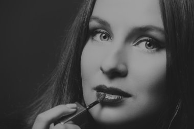 Şık makyaj ve aksesuarları karanlık bir arka plan üzerinde güzel bir esmer. Ölçülü görüntüsü güzel bir kadın. Moda dergileri, afiş ve Web siteleri için fotoğraf.