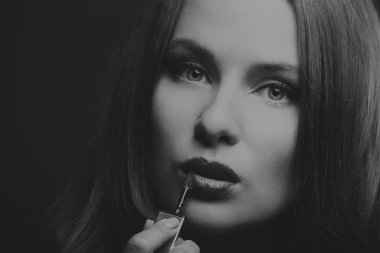 Şık makyaj ve aksesuarları karanlık bir arka plan üzerinde güzel bir esmer. Ölçülü görüntüsü güzel bir kadın. Moda dergileri, afiş ve Web siteleri için fotoğraf.