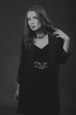 Şık makyaj ve aksesuarları karanlık bir arka plan üzerinde güzel bir esmer. Ölçülü görüntüsü güzel bir kadın. Moda dergileri, afiş ve Web siteleri için fotoğraf.