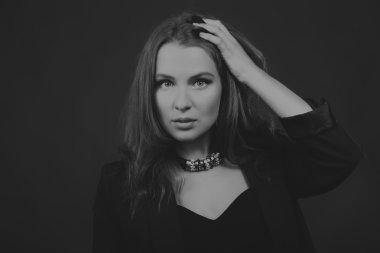 Şık makyaj ve aksesuarları karanlık bir arka plan üzerinde güzel bir esmer. Ölçülü görüntüsü güzel bir kadın. Moda dergileri, afiş ve Web siteleri için fotoğraf.