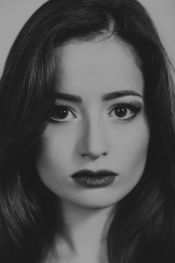 Güzellik moda portre bir esmer. Düşük anahtar bir kız portresi