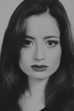 Güzellik moda portre bir esmer. Düşük anahtar bir kız portresi