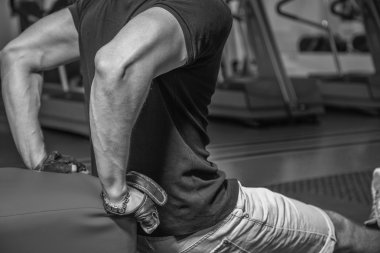 Adam jimnastik salonu. Adam egzersizleri yapar. Spor, güç, gerginlik, egzersiz - sağlıklı bir yaşam tarzı kavramı. Fitness ve spor hakkında makale.