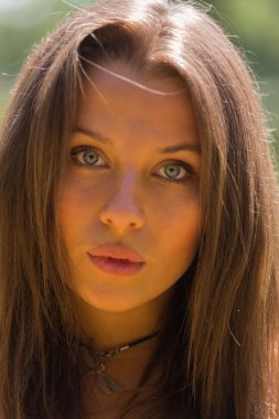 Güneşli Çayırlar orta elbise güzel yaz aylarında genç ve çekici bir kız. Neşeli kız yaz güneş sıcak ışınlarının tadını çıkarma. Kaygısız bir kız güzel görüntüsü.