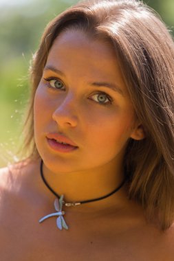 Güneşli Çayırlar orta elbise güzel yaz aylarında genç ve çekici bir kız. Neşeli kız yaz güneş sıcak ışınlarının tadını çıkarma. Kaygısız bir kız güzel görüntüsü.