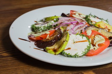 Beyaz peynir ve sebze salatası. Lezzetli ve sağlıklı gıda, Italyan Mutfagi