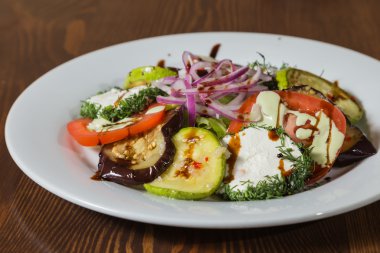 Beyaz peynir ve sebze salatası. Lezzetli ve sağlıklı gıda, Italyan Mutfagi