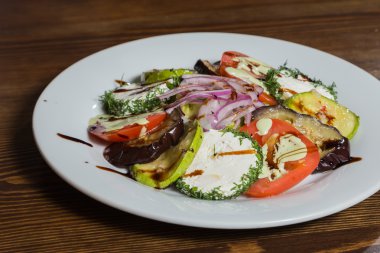 Beyaz peynir ve sebze salatası. Lezzetli ve sağlıklı gıda, Italyan Mutfagi