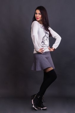 Güzel kız beyaz bir bluz ve güzel bir etek. İlginç bir görüntü. Resmi Web siteleri ve dergi için.