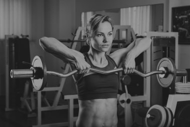 Kız spor salonunda büyük kas gruplarını pompalar. Vücut geliştirme. Kadın fitness. Güçlü kız.