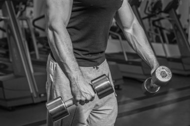 Adam jimnastik salonu. Egzersiz halter kılıyor. Spor, güç, halter, gerginlik, egzersiz - sağlıklı bir yaşam tarzı kavramı. Fitness ve spor hakkında makale.