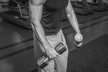 Adam jimnastik salonu. Egzersiz halter kılıyor. Spor, güç, halter, gerginlik, egzersiz - sağlıklı bir yaşam tarzı kavramı. Fitness ve spor hakkında makale.