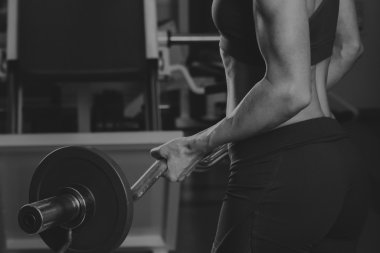 Güç jimnastik salonu iş, kadın. Spor salonunda güzel sarışın trenler