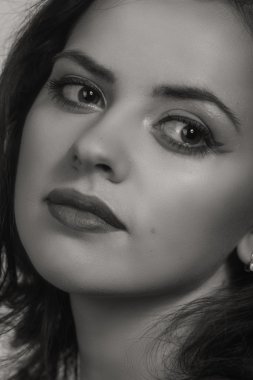 Şık makyaj ve aksesuarları ile güzel bir esmer.