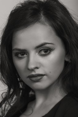 Şık makyaj ve aksesuarları ile güzel bir esmer.