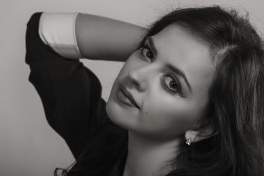 Şık makyaj ve aksesuarları ile güzel bir esmer. Ölçülü görüntüsü güzel bir kadın. Moda dergileri, afiş ve Web siteleri için siyah ve beyaz fotoğraf.