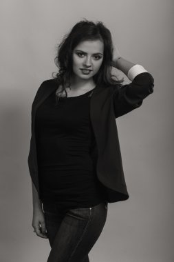 Şık makyaj ve aksesuarları ile güzel bir esmer.