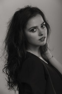 Şık makyaj ve aksesuarları ile güzel bir esmer.