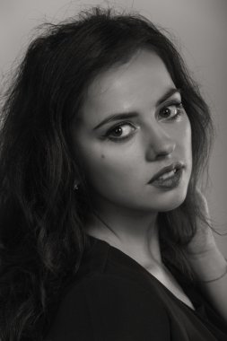 Şık makyaj ve aksesuarları ile güzel bir esmer.