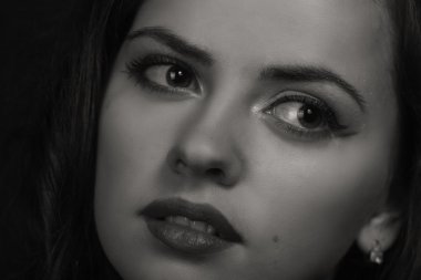 Şık makyaj ve aksesuarları ile güzel bir esmer.